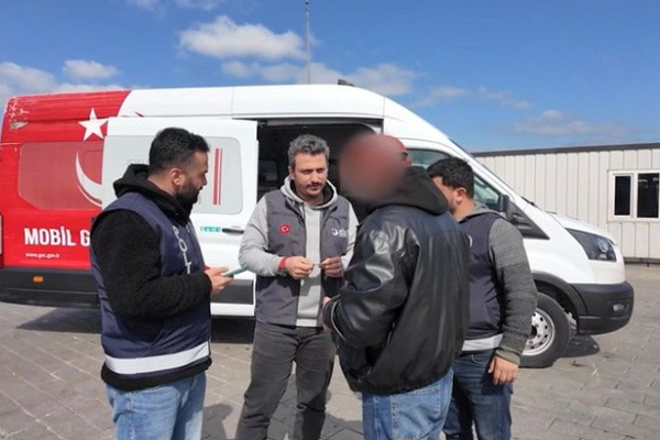 توقيف 18 لاجئاً أفغانياً داخل شاحنة محمّلة بالتمر في تركيا