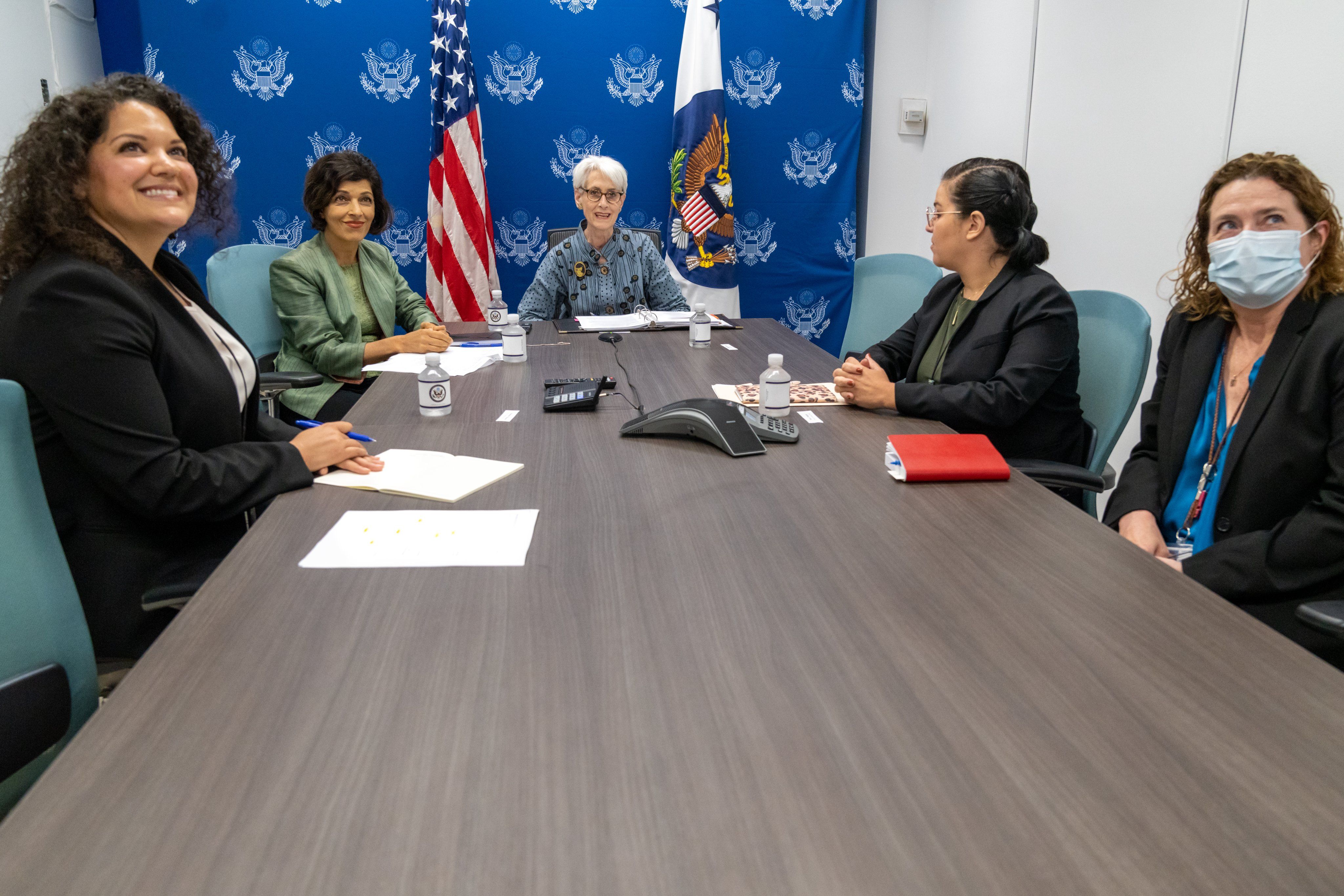 معاون وزیر خارجه امریکا با شماری از زنان افغان گفتگو کرد