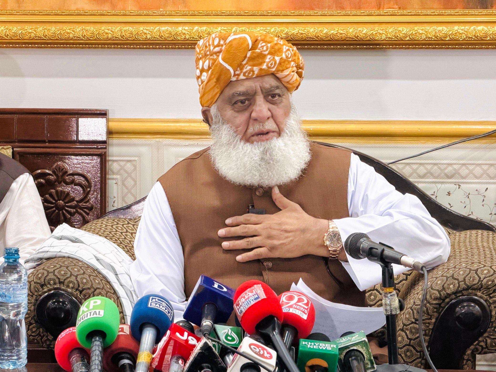 مولانا فضل الرحمن: د پاکستان د ناسمو پالیسیو له امله له افغانستان او هند سره لارې تړلې دي