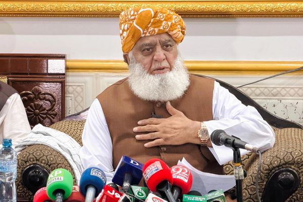 مولانا فضل الرحمن: د پاکستان د ناسمو پالیسیو له امله له افغانستان او هند سره لارې تړلې دي