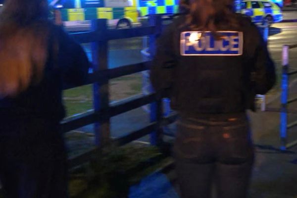 برېټانیا کې د رېل ګاډي دننه څو تنه په چاقو ټپیان کړای شوي