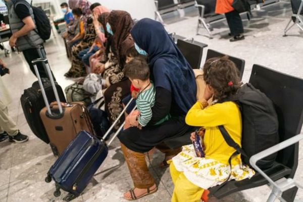 برېتانیا: د بیا مېشتېدو په شرایطو برابر افغانان دې په خپله له افغانستان نه ووځي