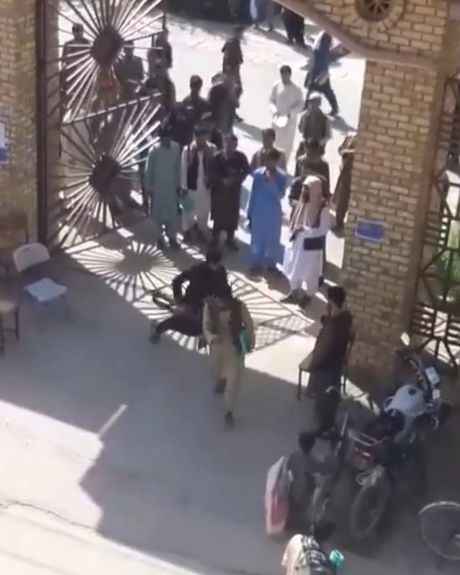 طالبانو هغه محصل وهلی چې نه يې غوښتل د پوهنتون د رييس وينا واوري