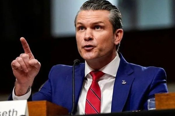 د امریکا دفاع وزیر: ټرمپ له ایران سره د خبرو اترو له لارې د یوې هوکړې غوښتونکی دی