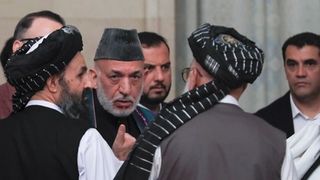 چهار ماه حکومت، بدون مشروعیت و رسمیت؛ آیا طالبان برای رسمیت دست به دامان کرزی میشوند؟