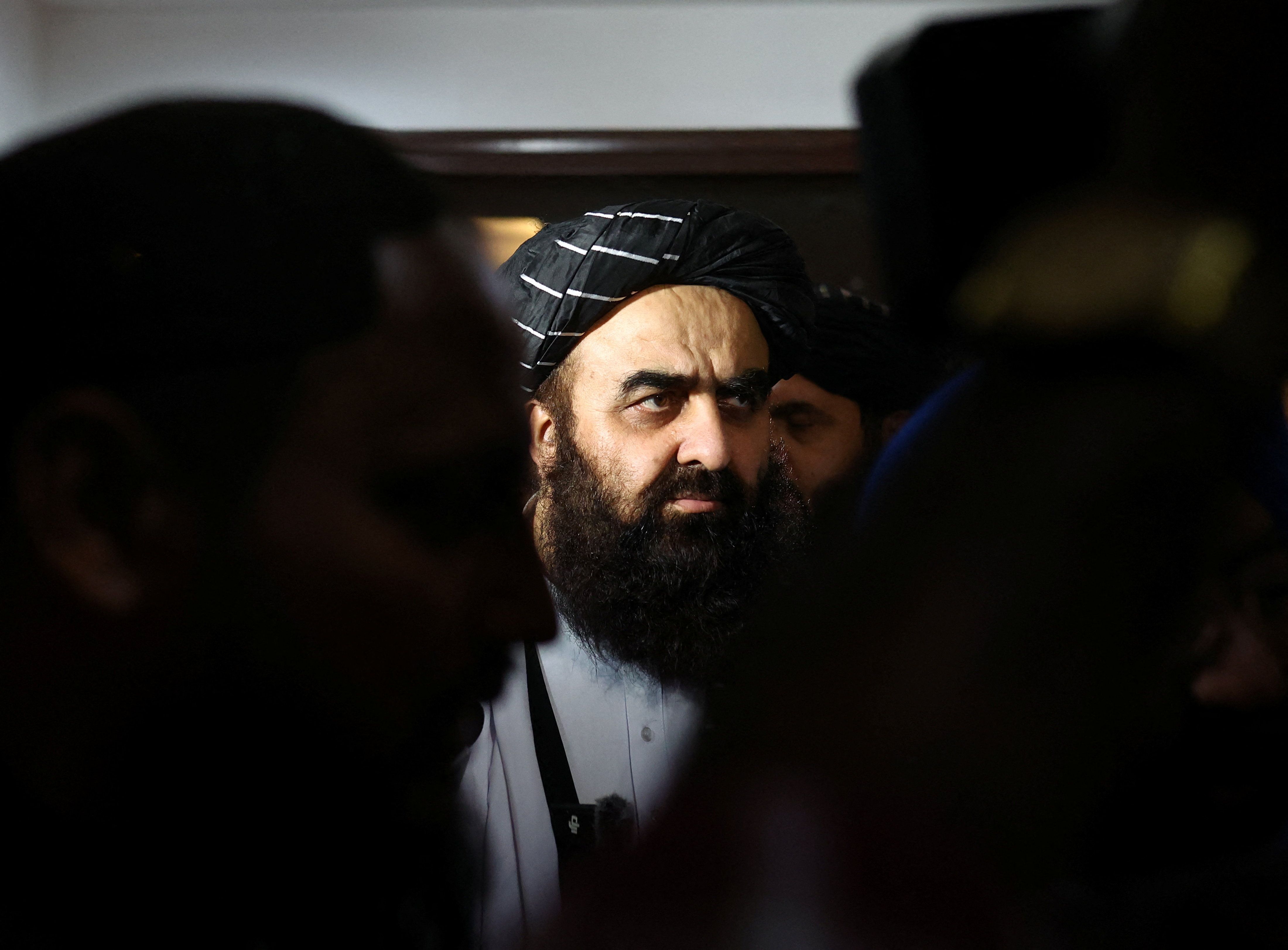 الصحفي الهندي: أمير خان متقي كذب علينا