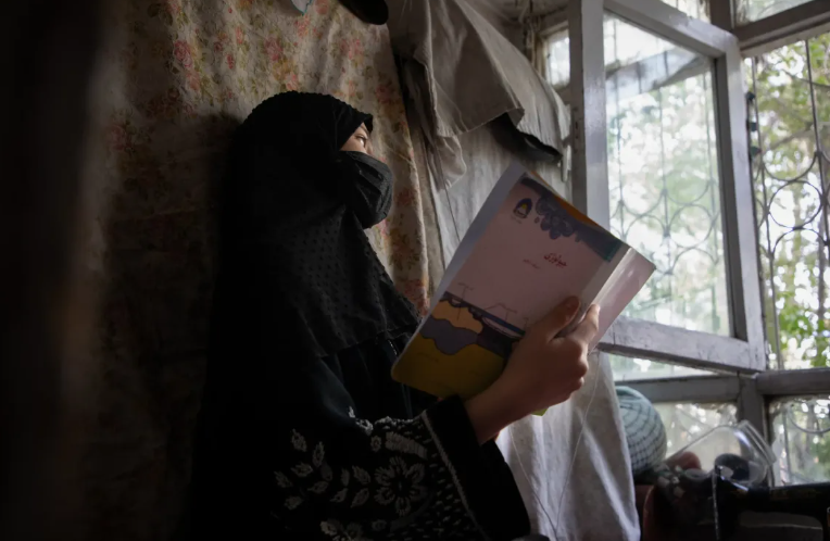 افغانه ماشومه: «کله چې له ښوونځي تېرېږم، خپلو زده‌کړو ته د بېرته ستنېدو هیله کوم»