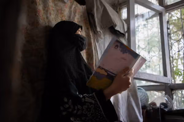 افغانه ماشومه: «کله چې له ښوونځي تېرېږم، خپلو زدهکړو ته د بېرته ستنېدو هیله کوم»