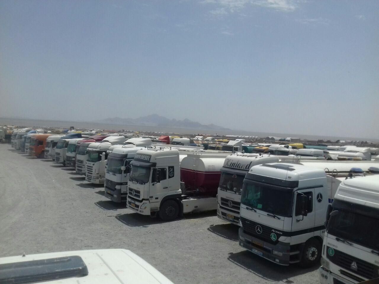 له تېرو شپږو میاشتو راهیسې افغانستان کې د ایراني تېلو څه باندې ۷۰۰ ټانکرونه بند پاتې دي