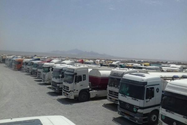 له تېرو شپږو میاشتو راهیسې افغانستان کې د ایراني تېلو څه باندې ۷۰۰ ټانکرونه بند پاتې دي