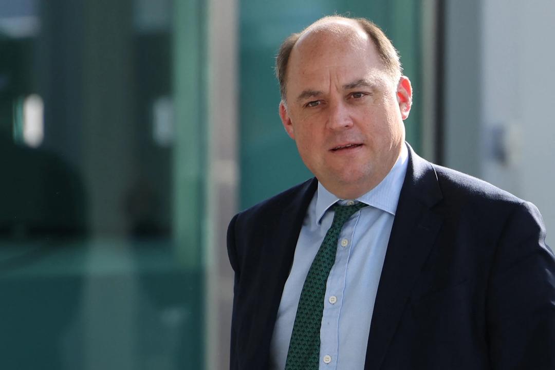 د برېتانیا پخوانی دفاع وزیر: د افغانانو د معلوماتو پټ ساتلو د پرېکړې لپاره بخښنه نه غواړم