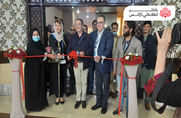 زنان شماری از ولایات شمالی در مزار شریف نمایشگاه صنایع دستی برگزار کرده‌اند