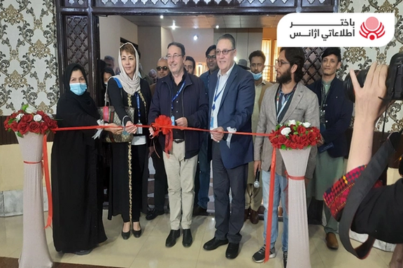 زنان شماری از ولایات شمالی در مزار شریف نمایشگاه صنایع دستی برگزار کردهاند