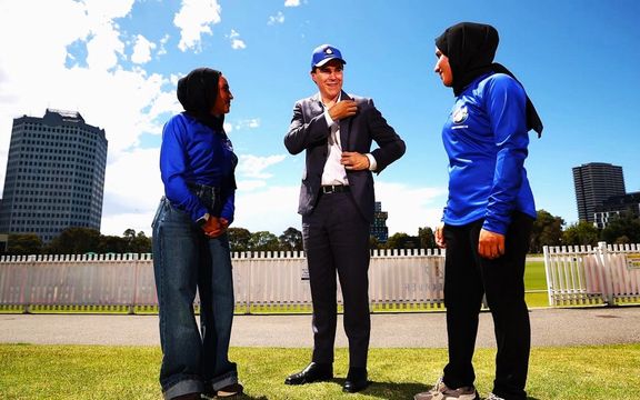 نماینده پارلمان آسترالیا با بازیکنان تیم ملی کریکت زنان افغانستان دیدار کرد