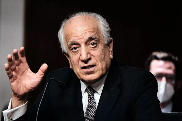 زلمی خلیلزاد: د عمران خان په زندان کې پاتې کېدل ظالمانه دي