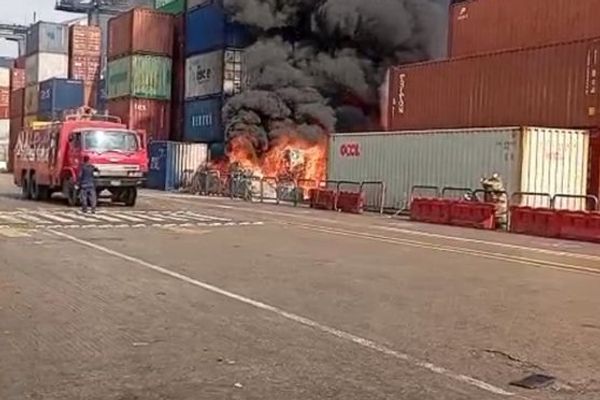 آتشسوزی در بندر کراچی به بازرگانان افغان میلیونها دالر زیان رساند