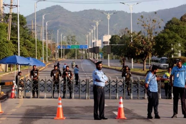 د پاکستان په پلازمېنه کې د امنيتي محدوديتونو کمول پيل شول