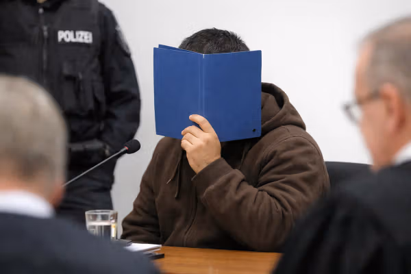 چاقوکشی در حضور فرزندان؛ مرد افغان به جرم قتل همسرش در آلمان به حبس ابد محکوم شد