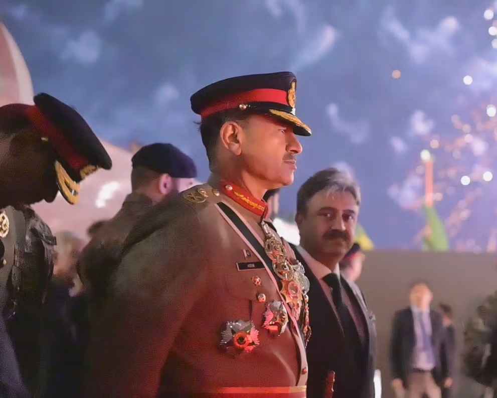 قائد الجيش الباكستاني يزور طهران للدفع بالمفاوضات مع واشنطن