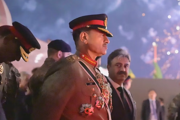 قائد الجيش الباكستاني يزور طهران للدفع بالمفاوضات مع واشنطن