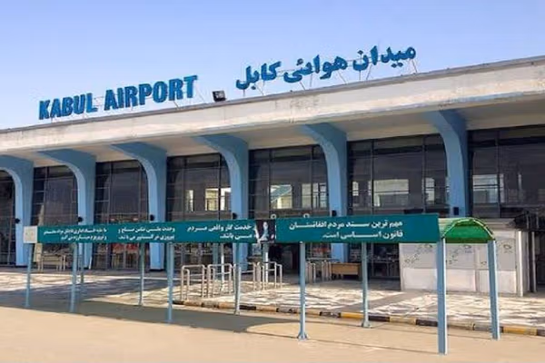 طالبان وایي د کابل هوايي ډګر کې یې د جعلي اسنادو د کارونې په تور لس تنه نیولي