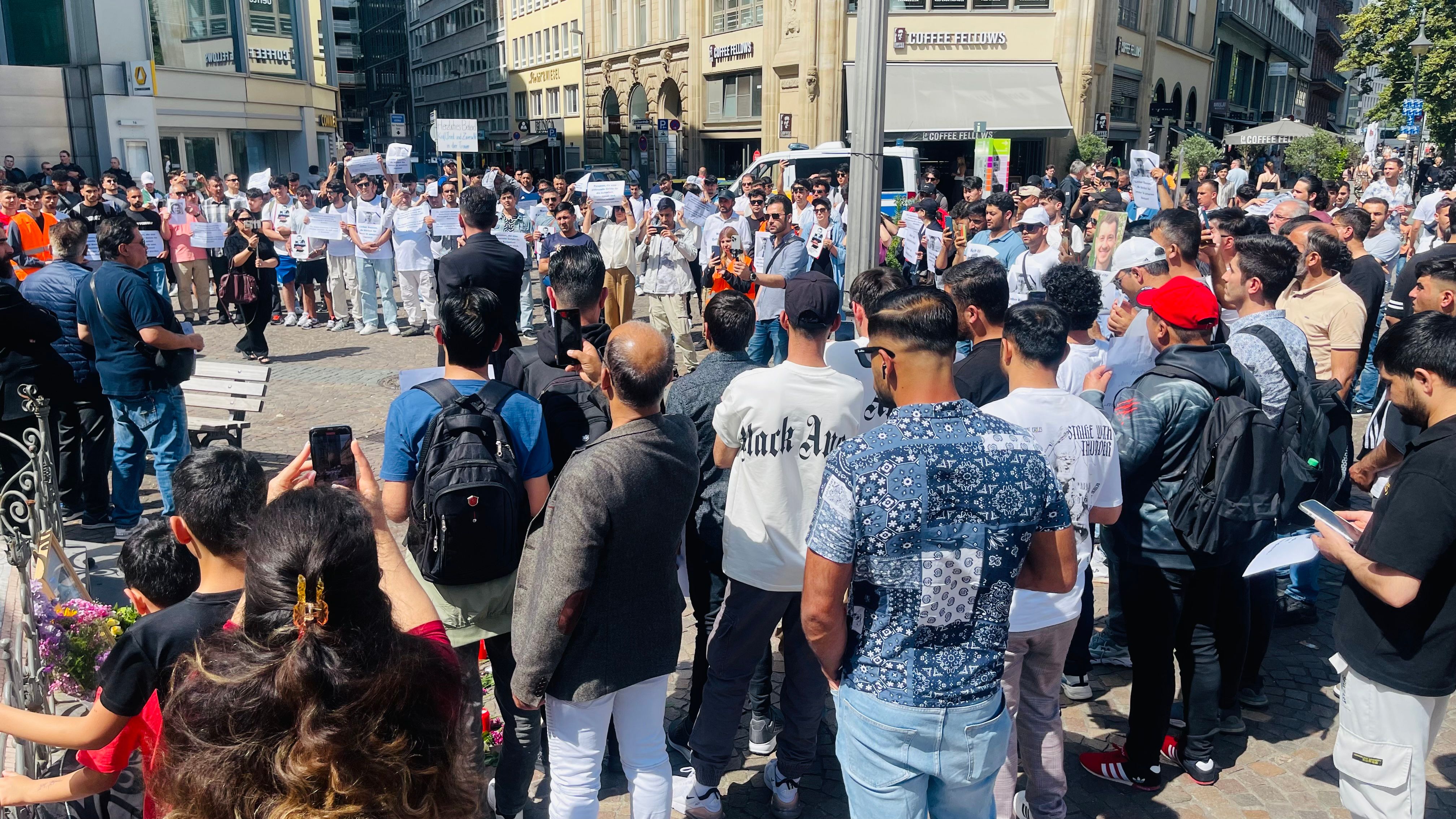 افغان‌های مقیم آلمان برای همدردی با خانواده پولیس کشته شده این کشور راهپیمایی کردند