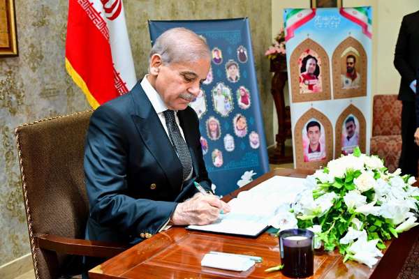 نخستوزیر پاکستان برای ابراز تسلیت به سفارت ایران در اسلامآباد رفت