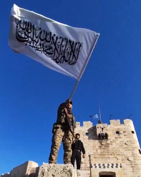 پرچم سفید با عبارت  «لا اله الا الله محمد رسول الله» در قلعه تاریخی حلب