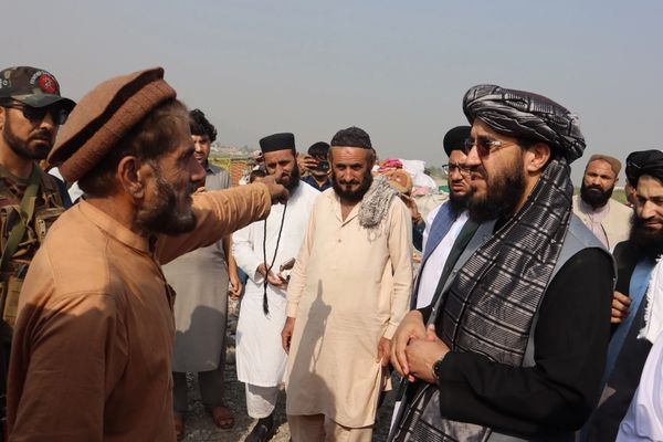 سردار احمد شکیب: د تورخم لارې تر خلاصېدو وروسته لا هم ګڼ افغان کډوال د تګ په تمه دي