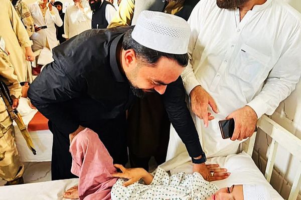 راشد خان در کنار زلزلهزدگان؛ کاپیتان تیم ملی کریکت افغانستان از مجروحان کنر دلجویی کرد