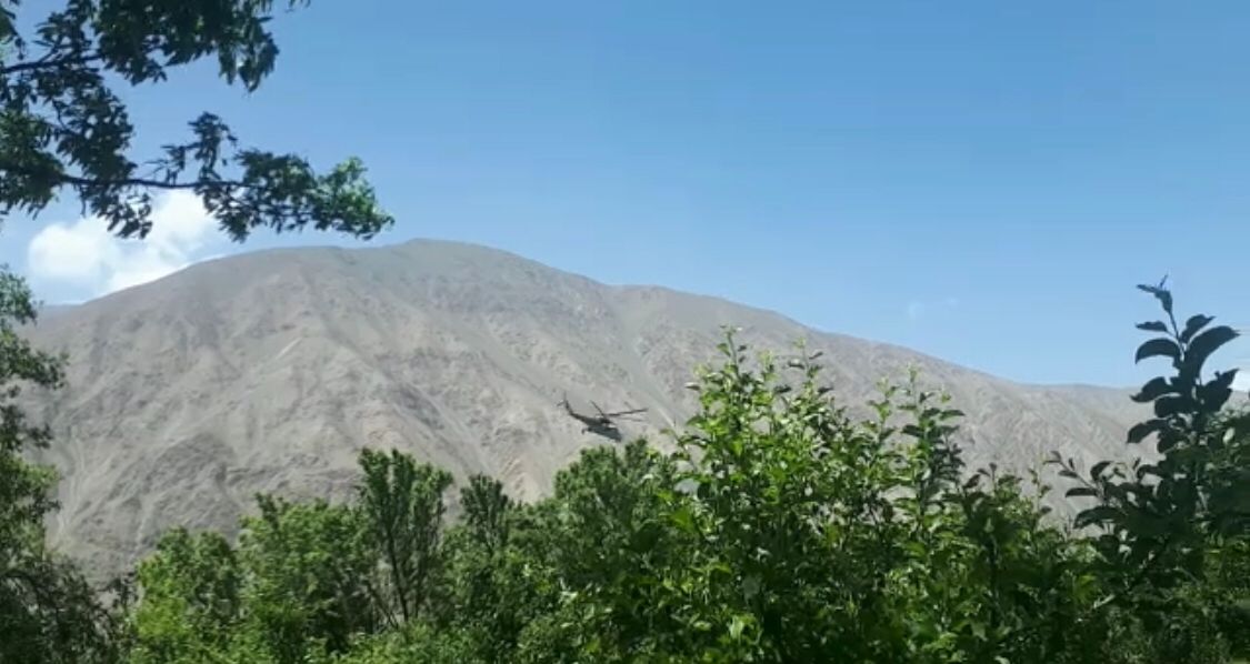 هلیکوپتر طالبان با ارتاع کم بر فراز ولسوالی ورسج ولایت تخار گردش می‌کند