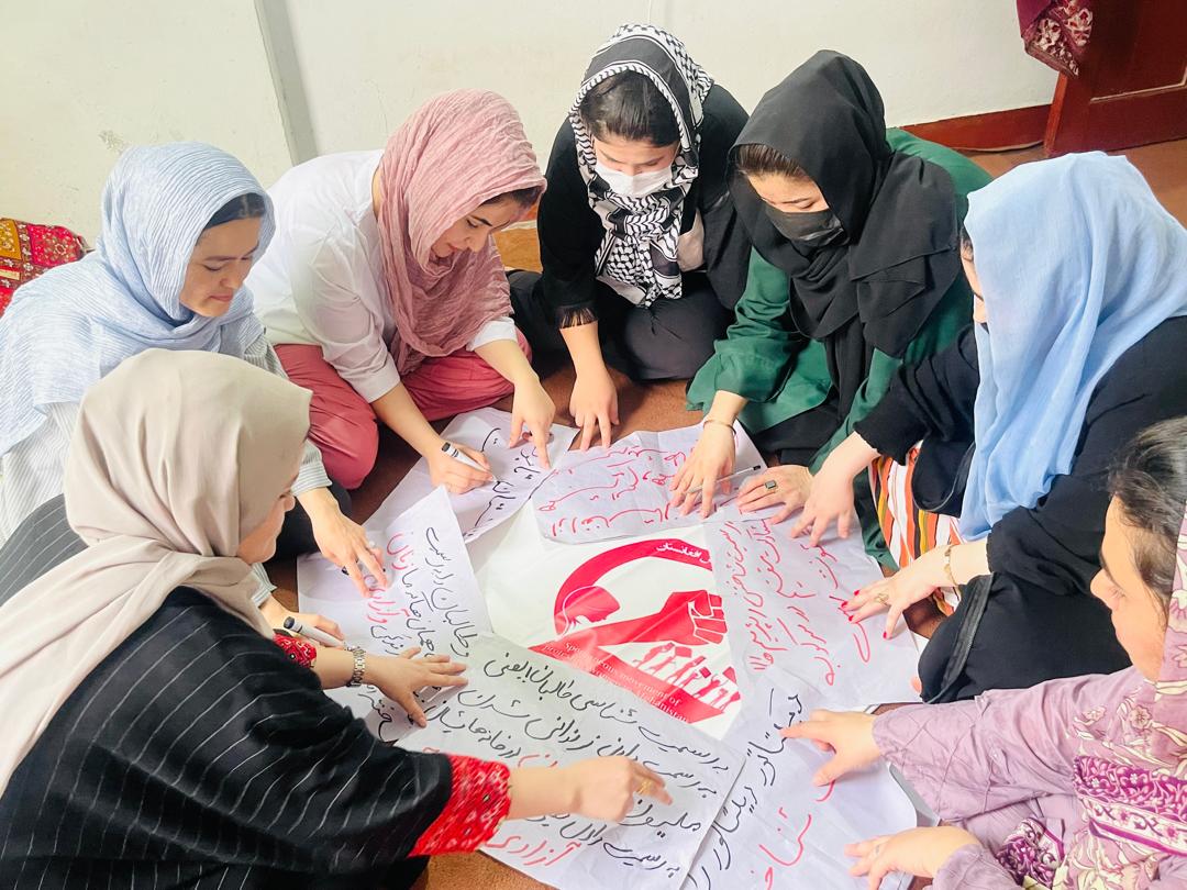 زنان معترض شعارهایی در محکومیت تصمیم اخیر روسیه نوشته‌اند