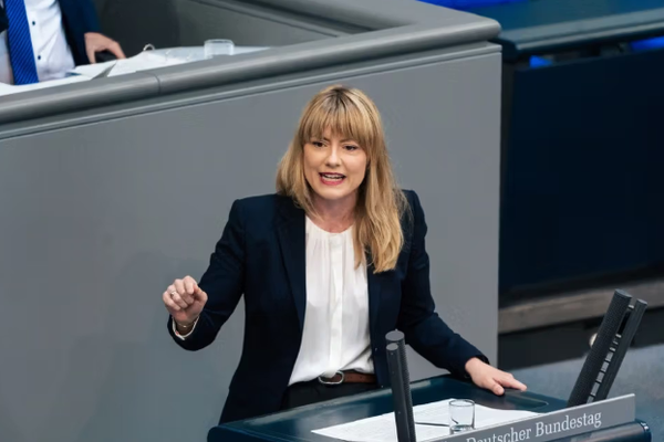 أحزاب ألمانية تعارض ترحيل اللاجئين الأفغان والسوريين