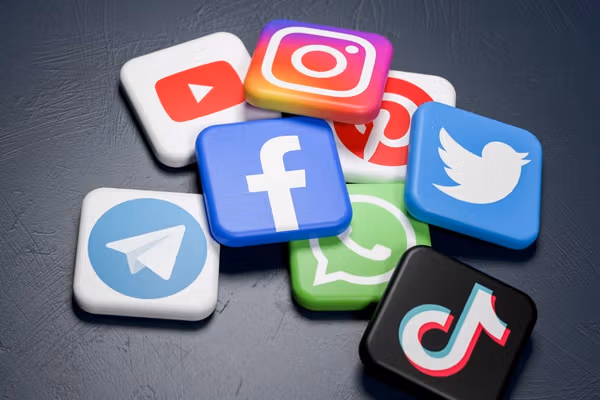 د محکمې پرېکړه: خواله رسنۍ ځوانانو ته د زیان رسولو مسوولې دي