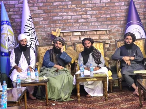 نشست والیان طالبان؛ قاری ایوب خالد، نفر اول سمت چپ نشسته است.