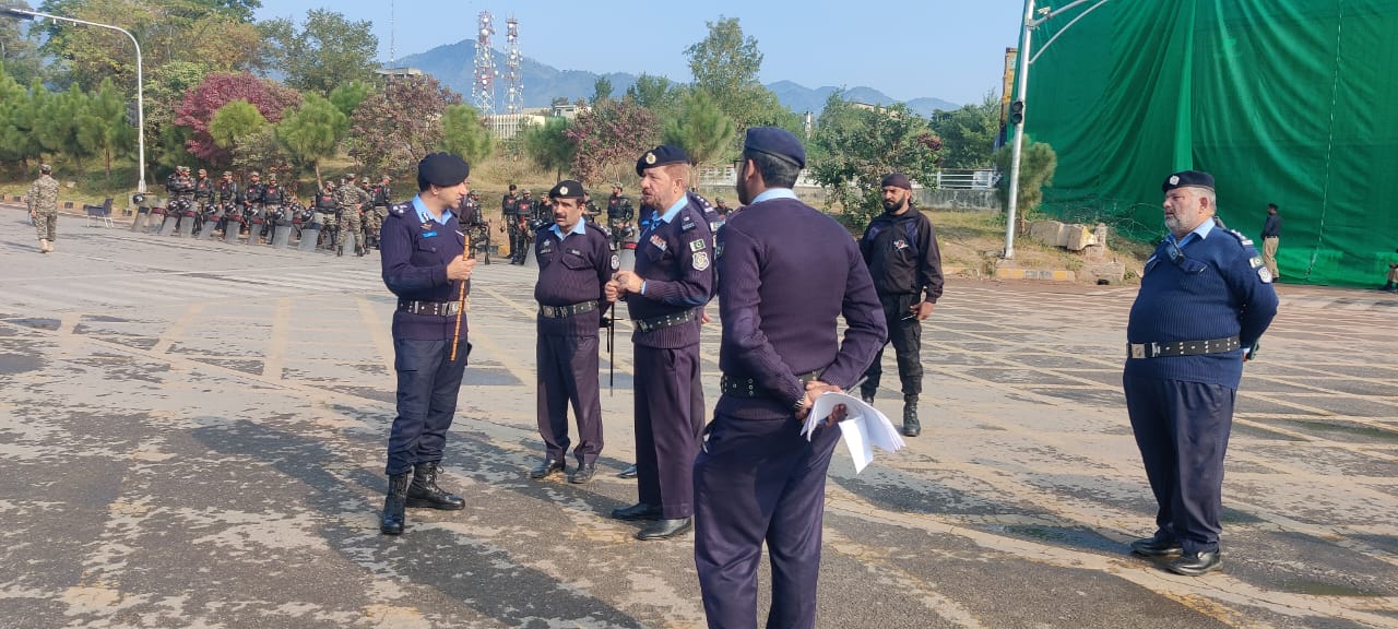 د عمران خان د پلویانو کاروانونه اسلام اباد ته نږدې شوي، خو پولیس یې مخه نیسي 