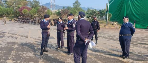 د عمران خان د پلویانو کاروانونه اسلام اباد ته نږدې شوي، خو پولیس یې مخه نیسي