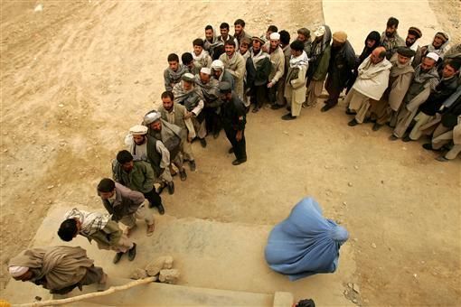 به فرمان طالبان کارمندان مرد باید ریش و کلاه داشته باشند و با زنان زیر یک سقف کار نکنند