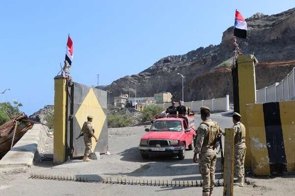 عدن کې پر جمهوري ماڼۍ توغندیز برید؛ پنځه کسان وژل شوي او ۱۶ نور ټپیان دي