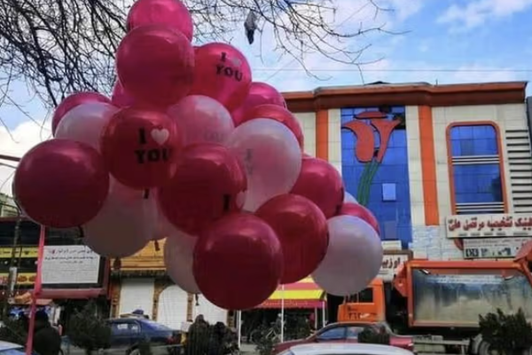 طالبان تنتقد الاحتفال بعيد الحب وتصفه بأنه تقليد «منحط» للغرب