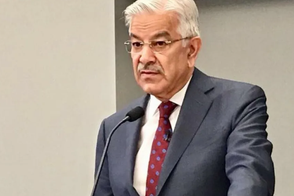 وزير الدفاع الباكستاني: لنا الحق في دخول أراضي أفغانستان