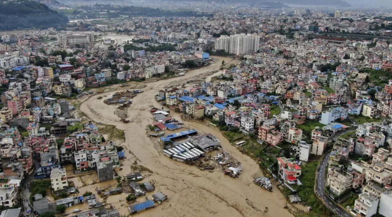 جاری شدن سیل و رانش زمین در نپال جان دستکم ۱۲۷ نفر را گرفت