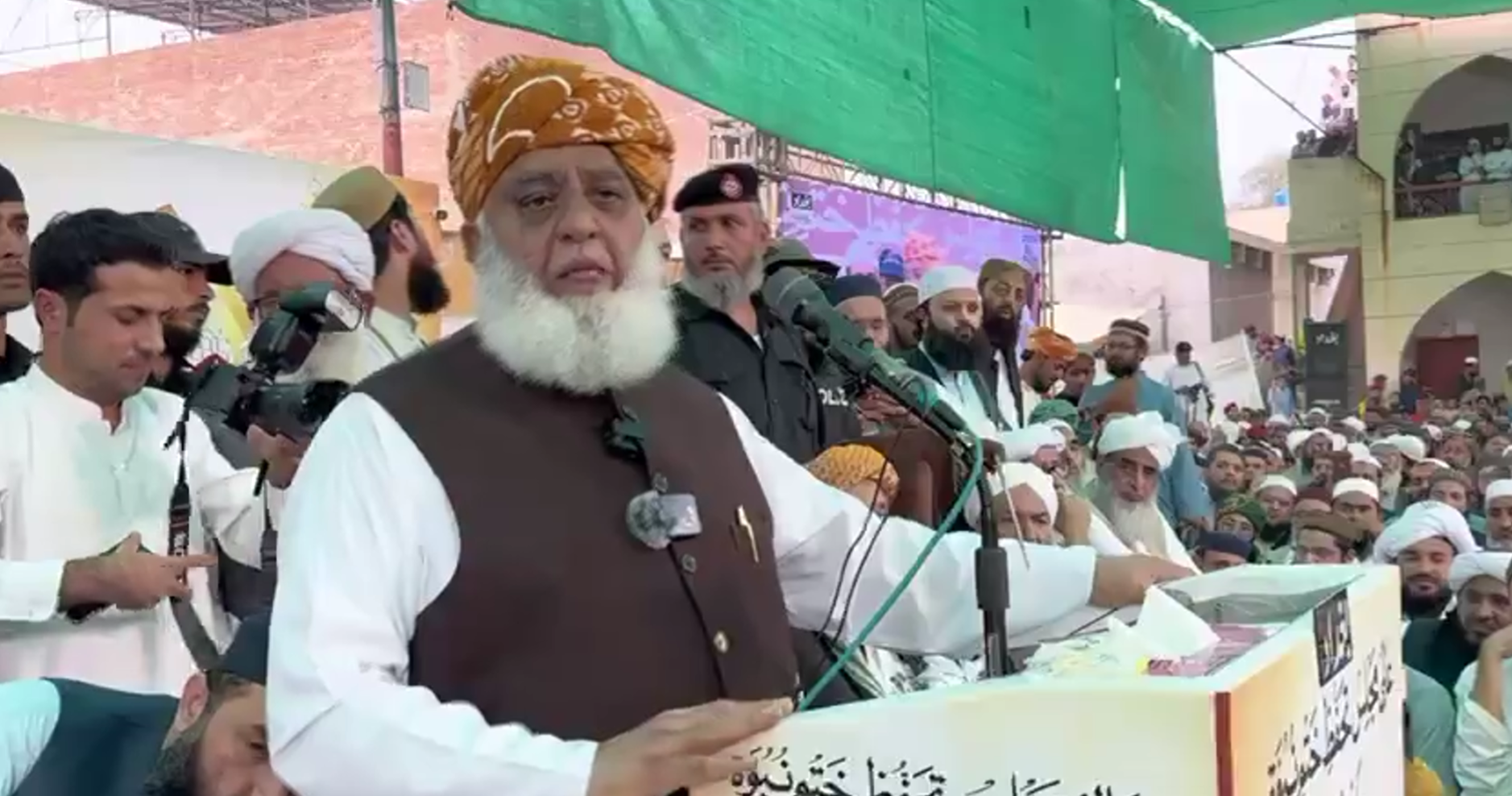 مولانا فضل الرحمان: زموږ پوځ هم جګړه کوي او هم خبرې اترې کوي