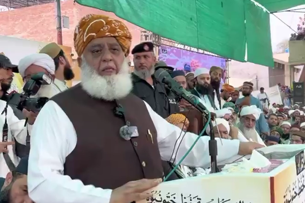 مولانا فضل الرحمان: زموږ پوځ هم جګړه کوي او هم خبرې اترې کوي