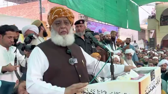 مولانا فضل الرحمان: زموږ پوځ هم جګړه کوي او هم خبرې اترې کوي