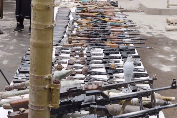 طالبان وايي په بغلان کې یې لسګونه میله سپکې او درنې وسلې نیولي دي