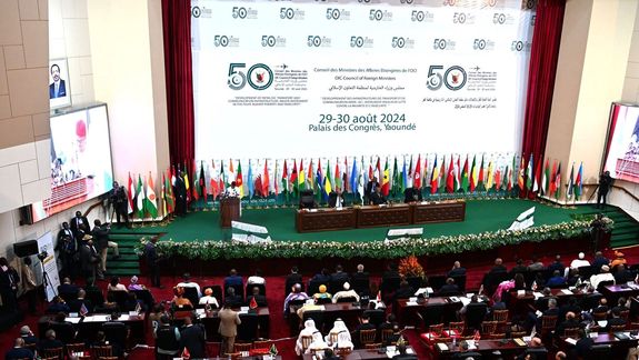 سازمان همکاری اسلامی در حضور متقی، از پرچم ملی افغانستان در مراسم رسمی خود استفاده کرد