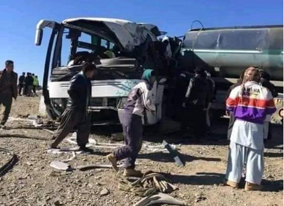 د کابل ـ کندهار په لویه لاره د يوې ټرافیکي پېښې له امله ۳۸ تنه مړه او ژوبل شوي دي