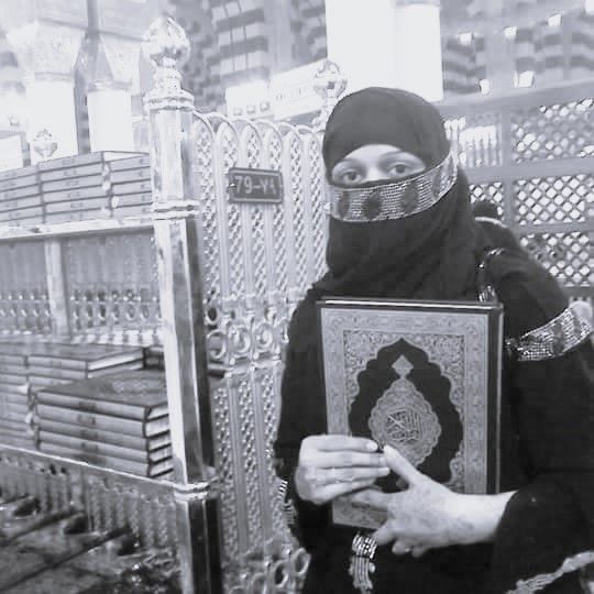 فرخنده ملکزاده خود یک مبلغ مذهبی بود که یک تعویذنویس او را متهم به سوزاندن قرآن کرد