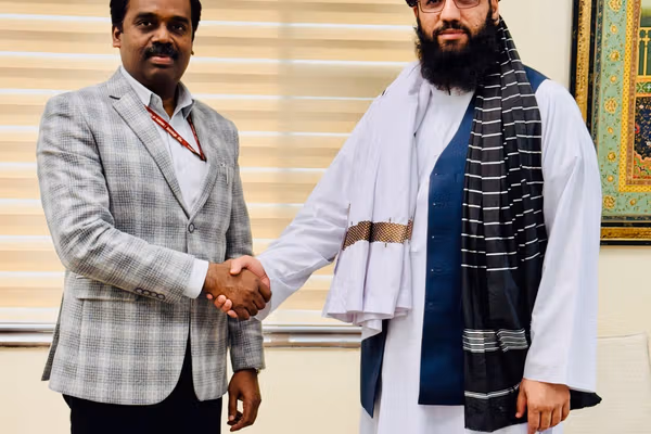 د طالبانو د سفارت سرپرست د هند د بهرنیو چارو وزارت له چارواکي سره پر اړیکو غږېدلی